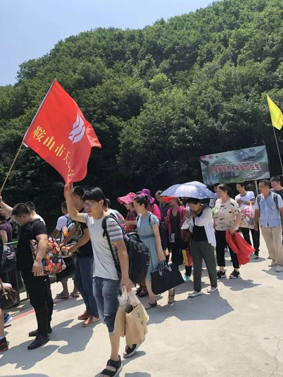 鞍山市天乙门窗有限公司组织全体员工开展了每年一度的“清凉夏日游”团建活动(图2)